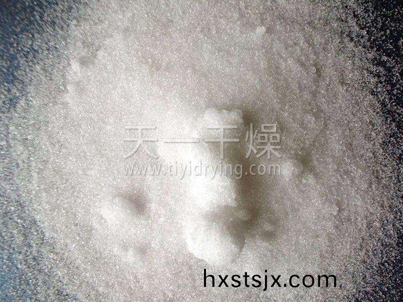 烘(hong)榦后(hou)的(de)粉(fen)狀硫痠(suan)銨